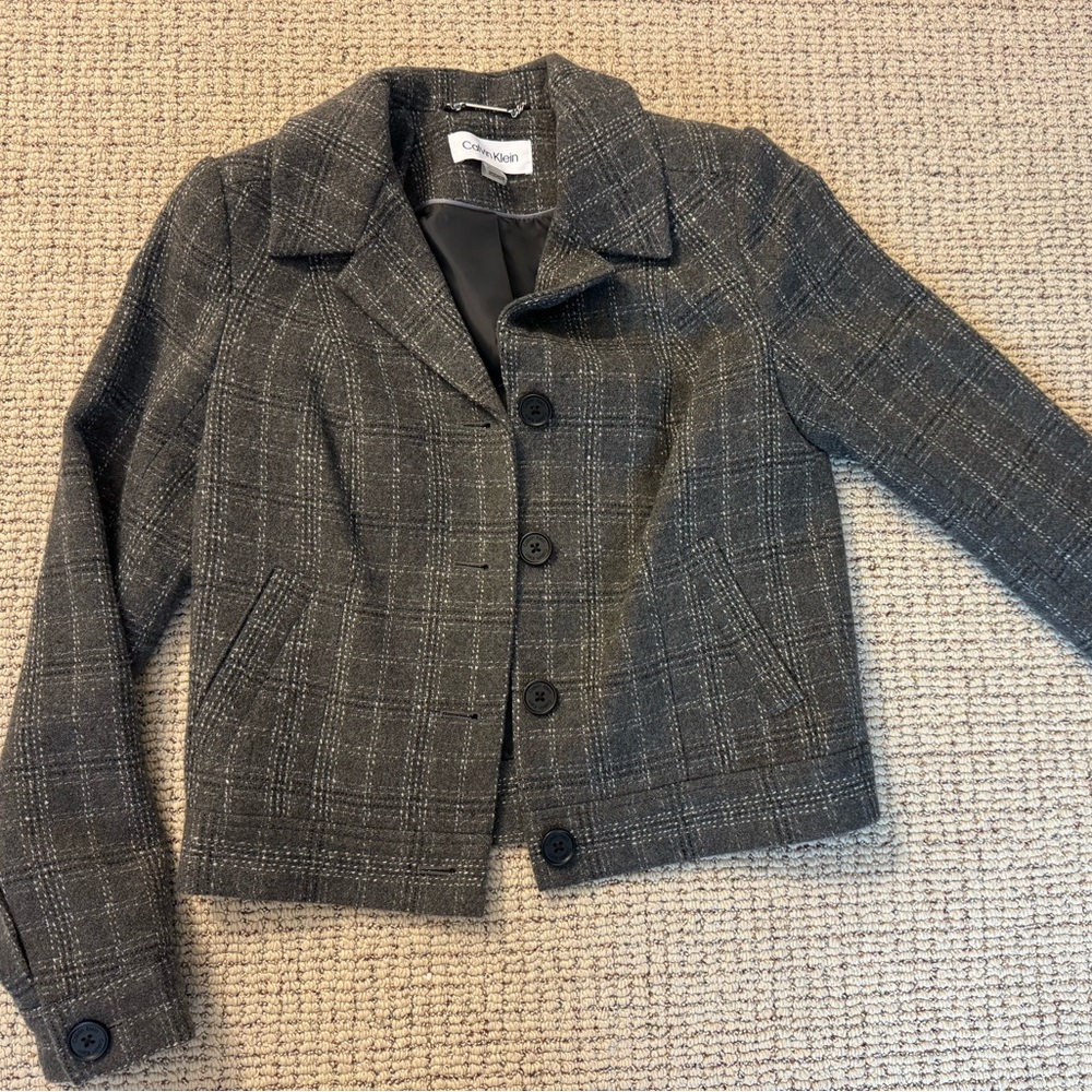 New Calvin Klein wool blazer with gray plaid pattern. Size 2P.